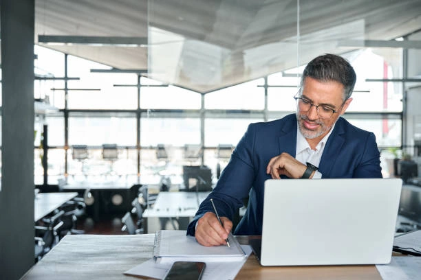 Experienced writer writing B2B blog posts